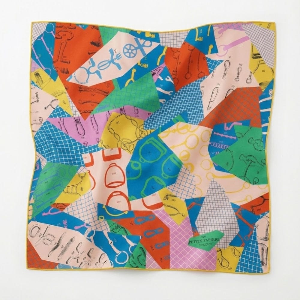 Foulard carré en satin aux motifs colorés et géométriques, affichant une palette éclatante sur fond blanc