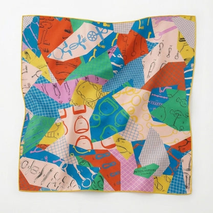 Foulard carré en satin aux motifs colorés et géométriques, affichant une palette éclatante sur fond blanc