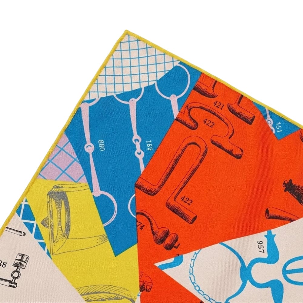 Foulard en satin aux motifs colorés, combinant des teintes vives de bleu, orange et jaune, idéal pour femme