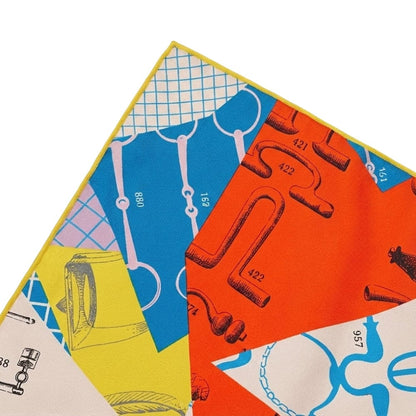 Foulard en satin aux motifs colorés, combinant des teintes vives de bleu, orange et jaune, idéal pour femme