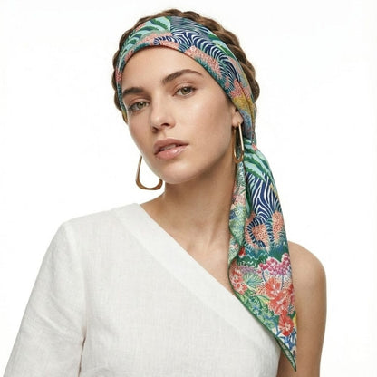 Foulard en soie aux motifs floraux colorés et zébrés, porté par une femme avec un haut blanc