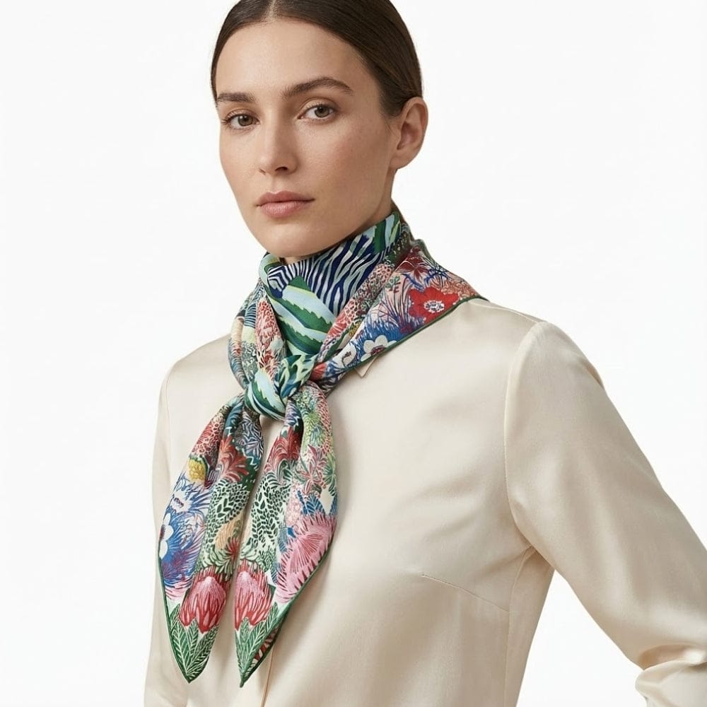 Foulard en soie coloré avec motifs floraux et zébrés, noué élégamment autour du cou d'une femme