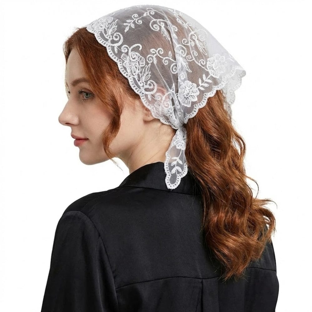 Foulard en dentelle blanche avec broderie, porté sur une femme aux cheveux roux, ajoutant une touche romantique