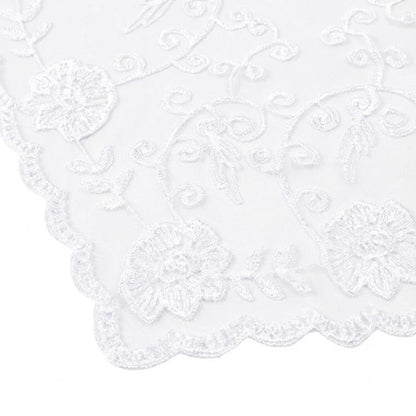 Foulard en dentelle blanche avec broderie florale délicate, idéal pour une élégance romantique
