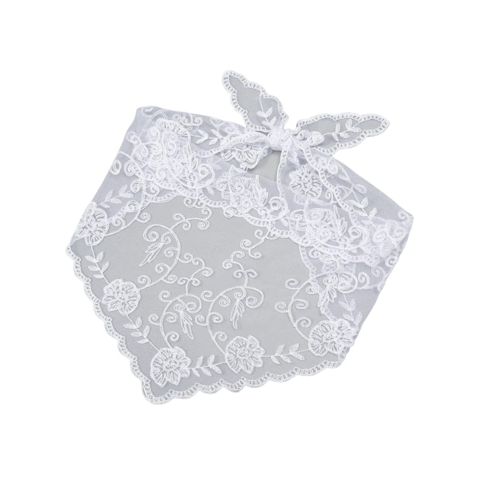 Foulard en dentelle blanche avec broderie florale, noué délicatement pour une élégance romantique