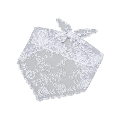 Foulard en dentelle blanche avec broderie florale, noué délicatement pour une élégance romantique