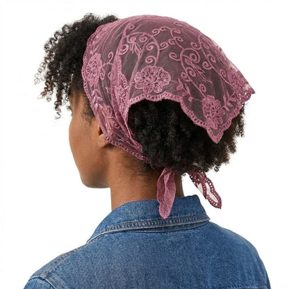 Foulard en dentelle rose avec motifs floraux brodés, noué sur la tête d'une femme au style décontracté
