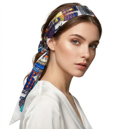 Foulard en soie coloré noué en bandeau, porté par une femme avec un haut blanc, décor chic et féminin