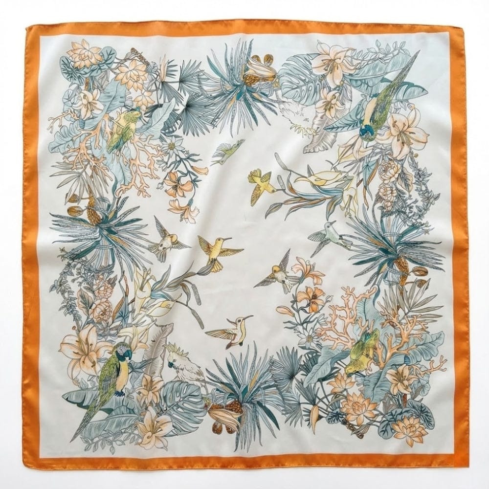 Foulard carré en satin blanc avec motifs floraux et oiseaux colorés, bordé d'une lisière orange