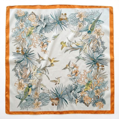 Foulard carré en satin blanc avec motifs floraux et oiseaux colorés, bordé d'une lisière orange