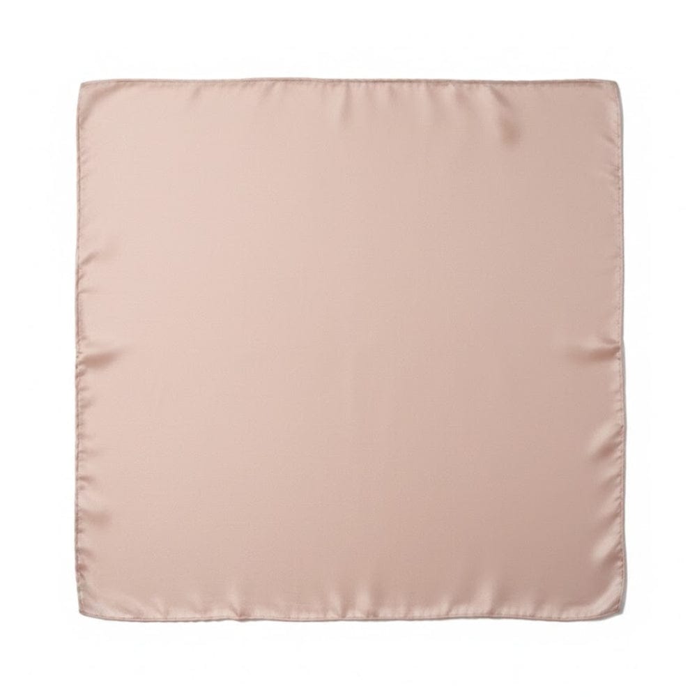 Foulard carré en soie rose poudre, au toucher doux et à la finition raffinée, posé sur un fond neutre
