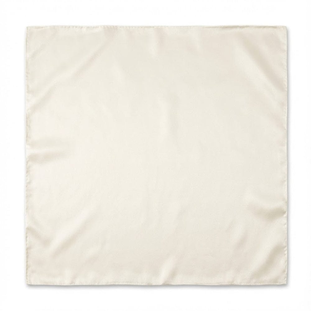 Foulard carré en soie de couleur crème, au toucher doux et brillant, posé sur un fond neutre