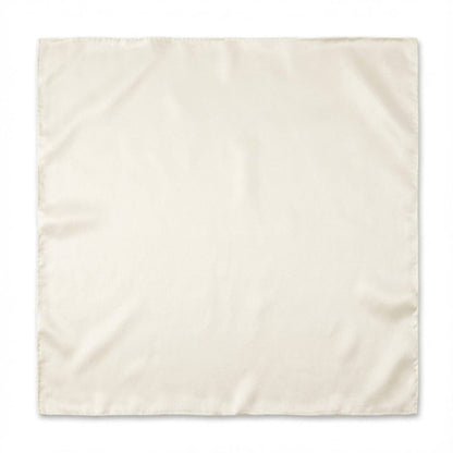 Foulard carré en soie de couleur crème, au toucher doux et brillant, posé sur un fond neutre