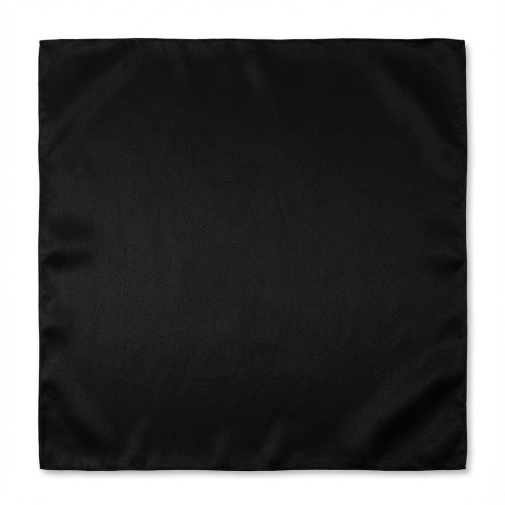 Foulard carré en soie noir, au fini lisse et brillant, posé sur un fond blanc