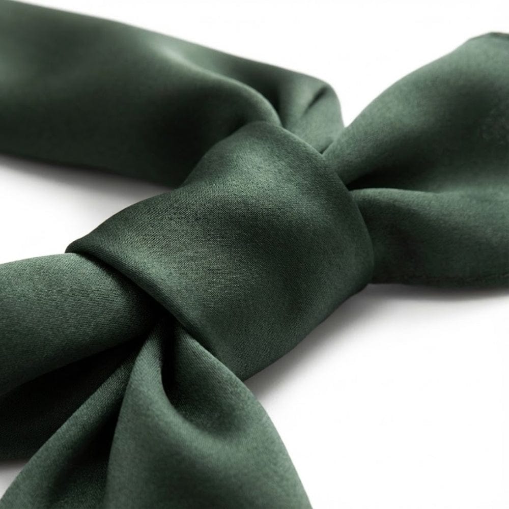 Foulard en soie vert foncé noué, avec une texture lisse et élégante, idéal pour un style masculin raffiné