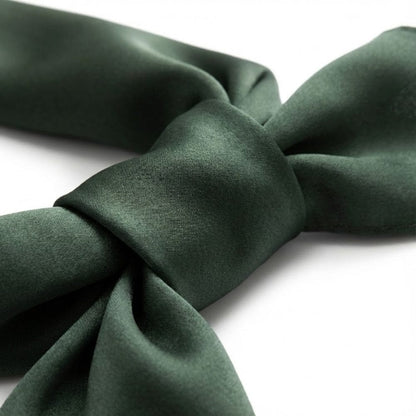 Foulard en soie vert foncé noué, avec une texture lisse et élégante, idéal pour un style masculin raffiné