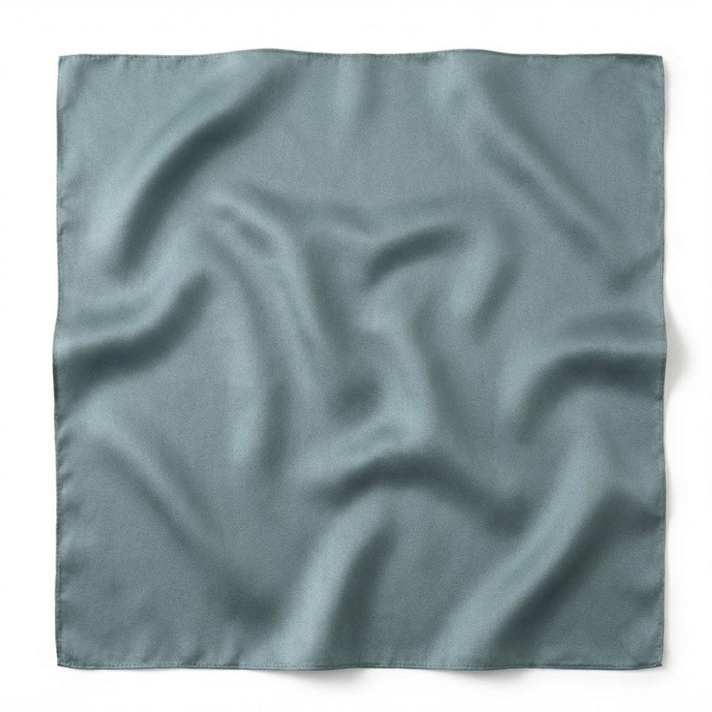 Foulard carré en soie vert d'eau, au toucher doux et à l'élégance intemporelle, posé sur un fond neutre