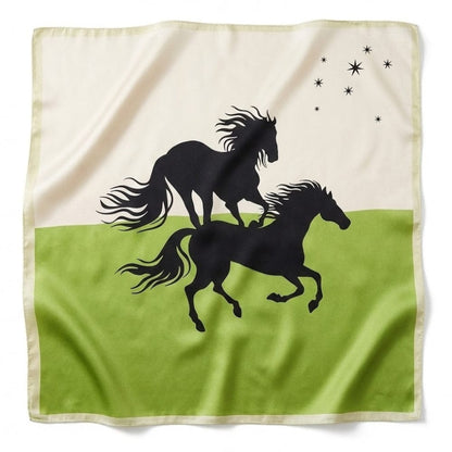 Foulard en soie vert | Teinte verte raffinée et motif équestre Vert / 53x53cm The Foulard