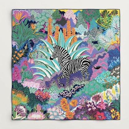 Foulard carré en tissu avec motif zèbre sur fond coloré de fleurs et feuillages exotiques