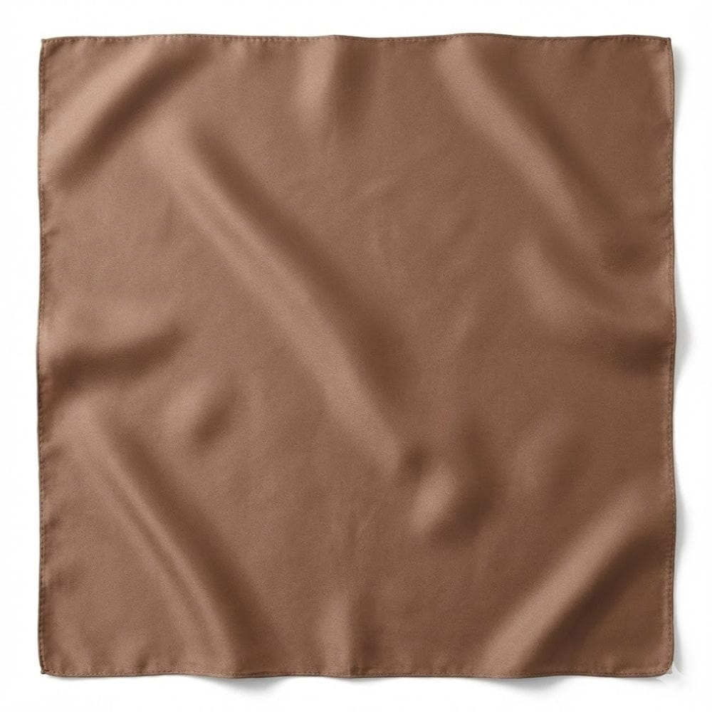 Foulard carré en soie de couleur marron, au fini lisse et brillant, posé sur une surface neutre