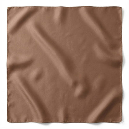 Foulard carré en soie de couleur marron, au fini lisse et brillant, posé sur une surface neutre