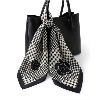 Foulard femme satin | Accessoire élégant au charme intemporel The Foulard