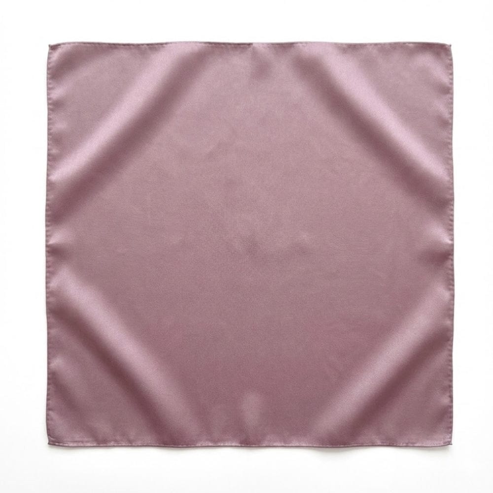 Foulard carré en satin parme délicat, posé sur fond blanc, mettant en valeur sa texture lisse et élégante