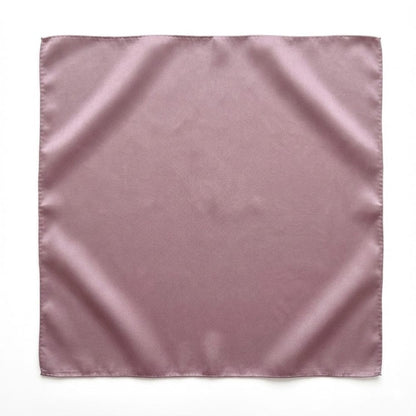 Foulard carré en satin parme délicat, posé sur fond blanc, mettant en valeur sa texture lisse et élégante