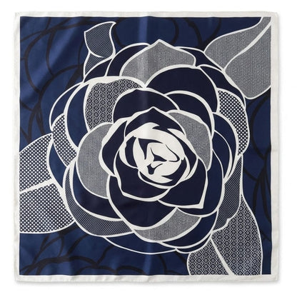 Foulard fleur | Le détail fleuri et satiné Bleu / 90x90cm The Foulard