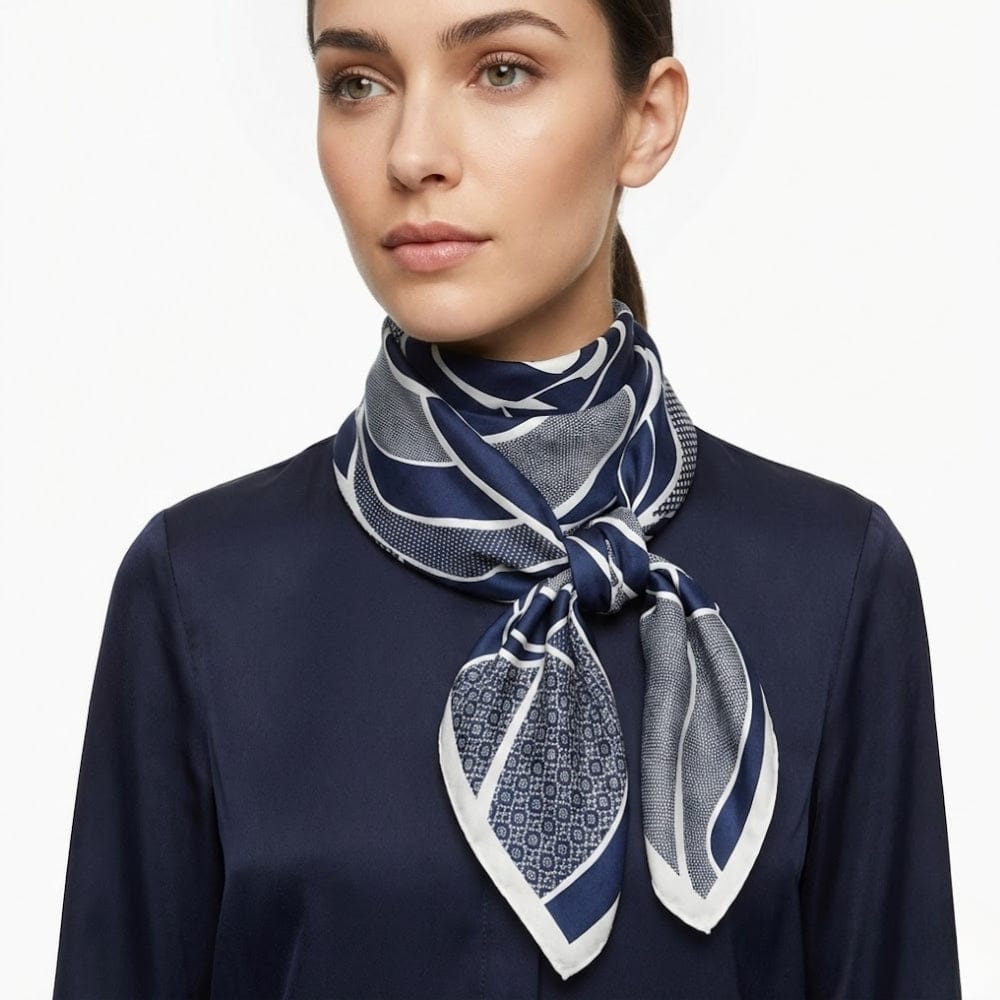 Foulard fleur | Le détail fleuri et satiné The Foulard