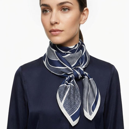 Foulard fleur | Le détail fleuri et satiné The Foulard