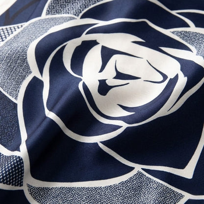 Foulard fleur | Le détail fleuri et satiné The Foulard