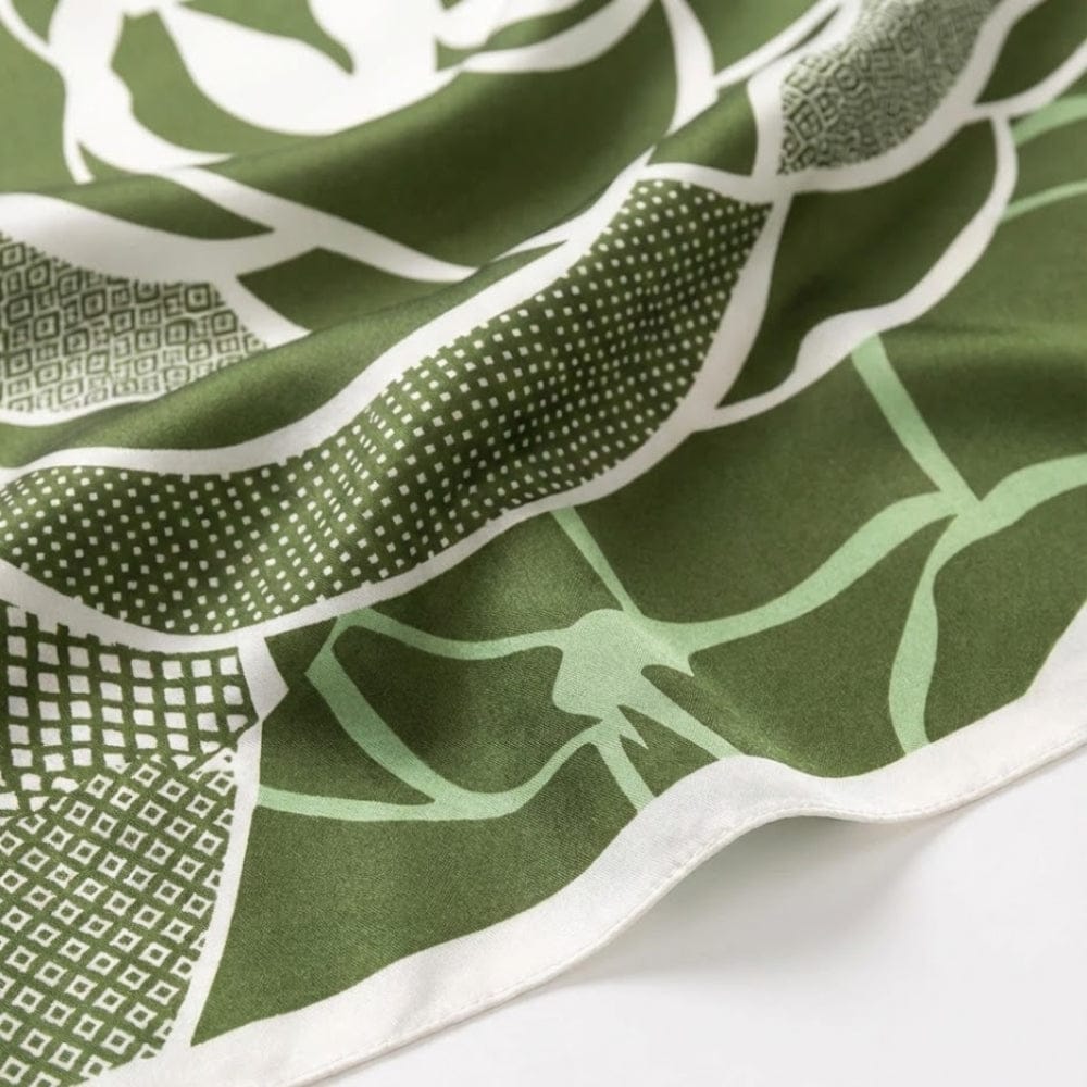 Foulard fleur | Le détail fleuri et satiné The Foulard