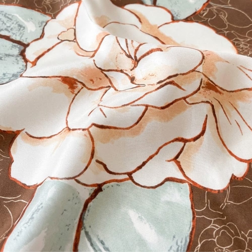 Foulard fleur | Le détail fleuri et satiné The Foulard