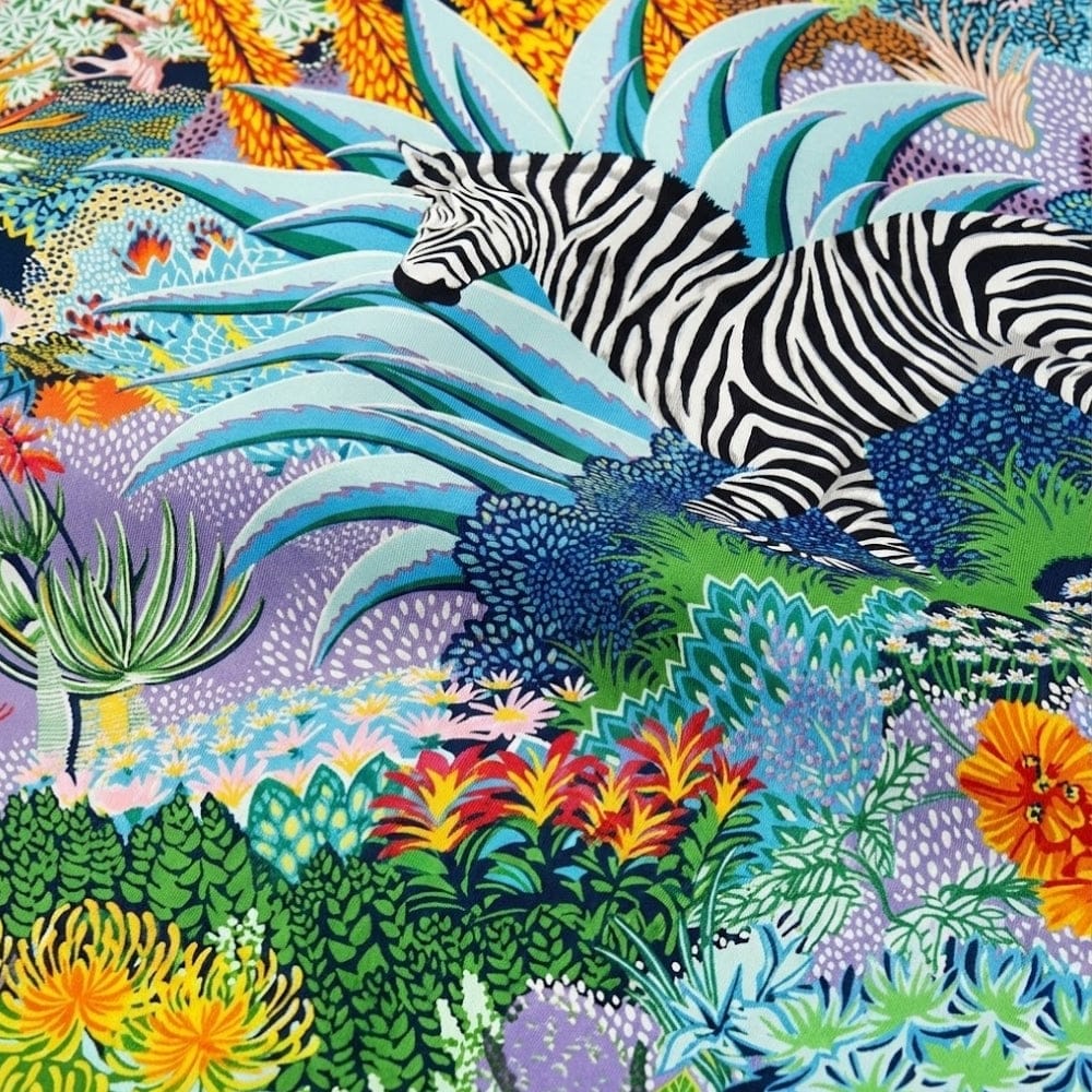 Foulard en satin aux couleurs vibrantes avec motif zèbre et motifs floraux luxuriants sur fond coloré