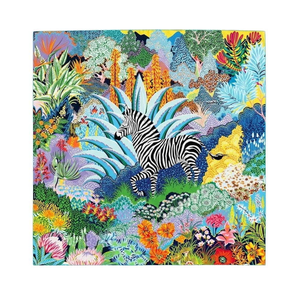 Foulard carré en soie avec un motif zèbre coloré et des fleurs vibrantes sur fond tropical