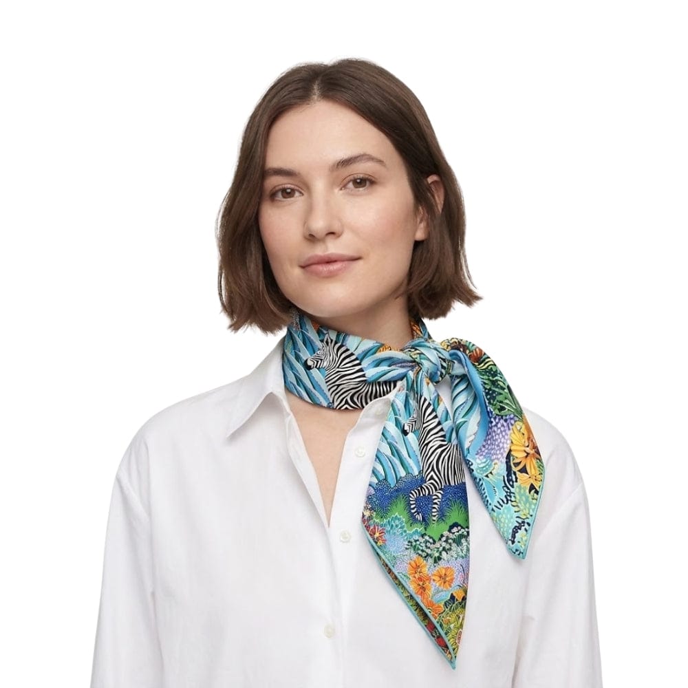 Foulard en soie aux motifs zèbres et couleurs vibrantes, noué autour du cou d'une femme