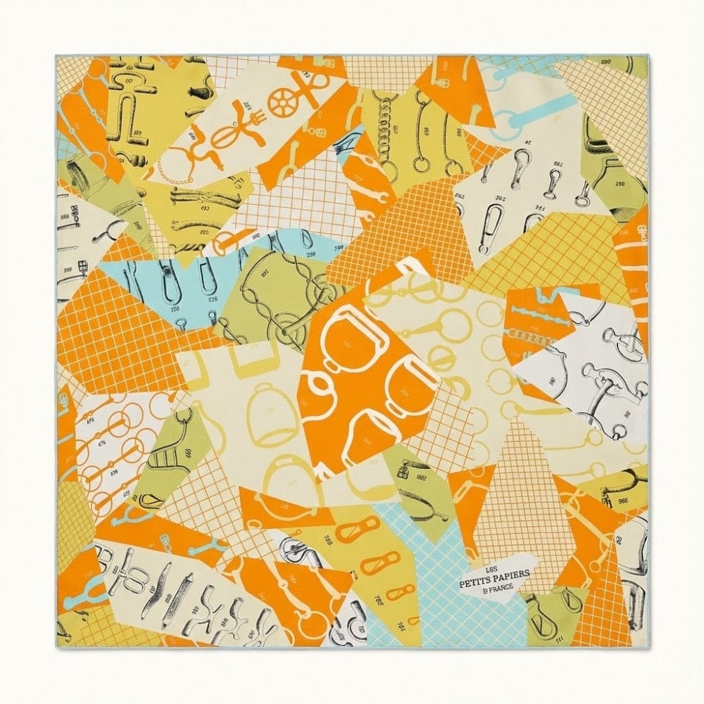 Foulard carré en soie aux motifs colorés orange, bleu et jaune, présentant un design moderne et graphique