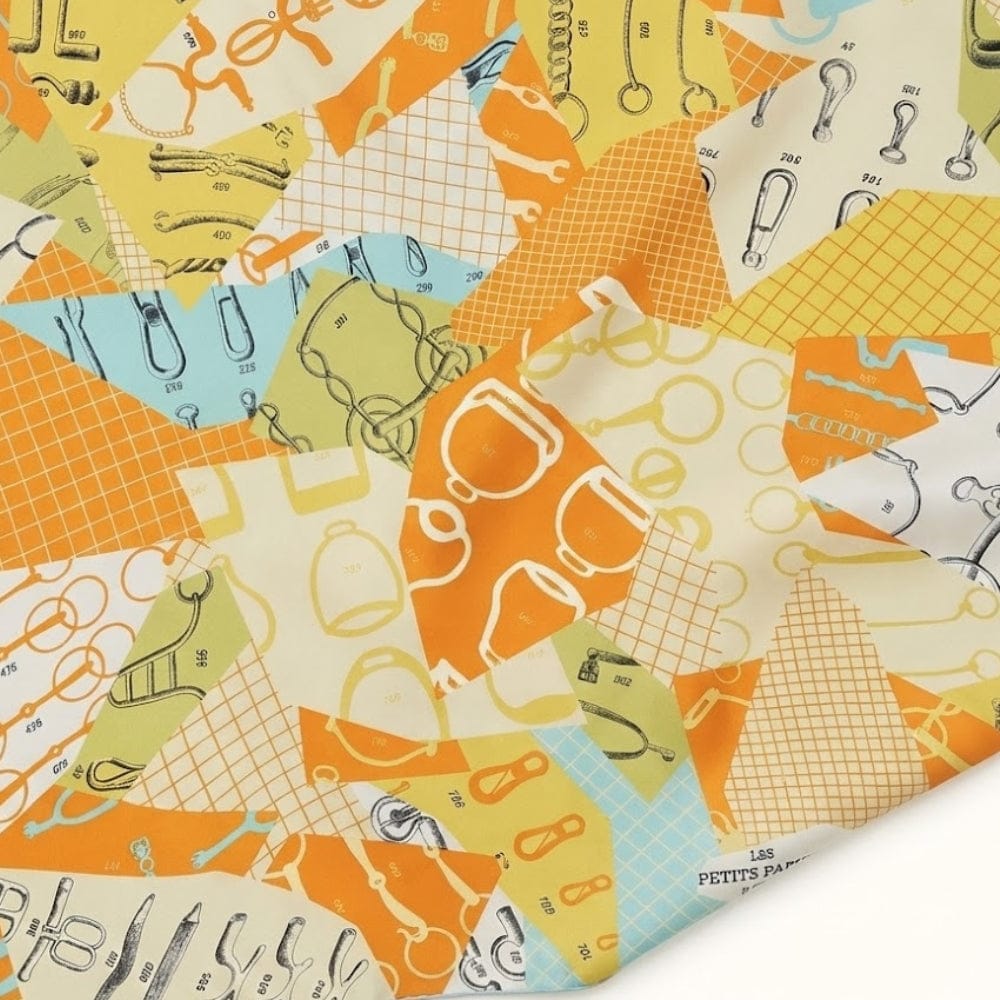 Foulard en soie aux motifs géométriques colorés, avec des tons orange, bleu et vert, pour un style moderne