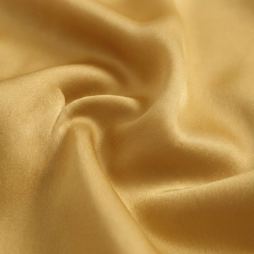 Foulard en soie jaune moutarde, au toucher doux, avec une allure sophistiquée et élégante