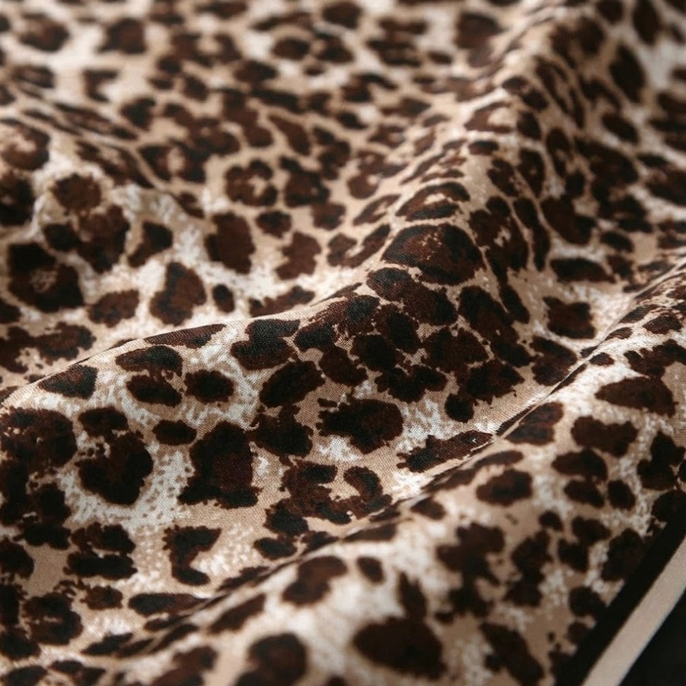 Foulard léopard | Brillance satinée et allure féline Léopard The Foulard