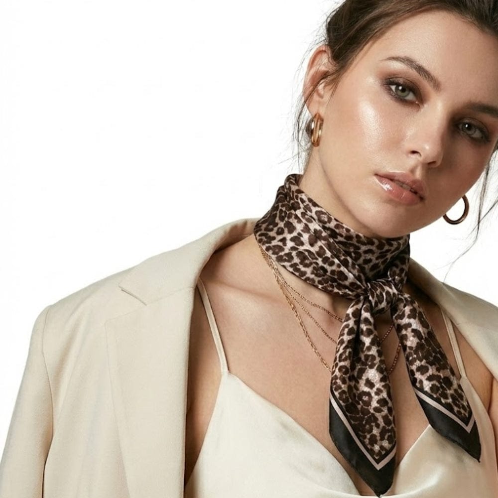 Foulard léopard | Brillance satinée et allure féline Léopard The Foulard