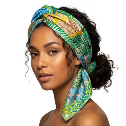 Foulard en soie aux motifs colorés de léopard et de feuillage, noué élégamment sur une femme