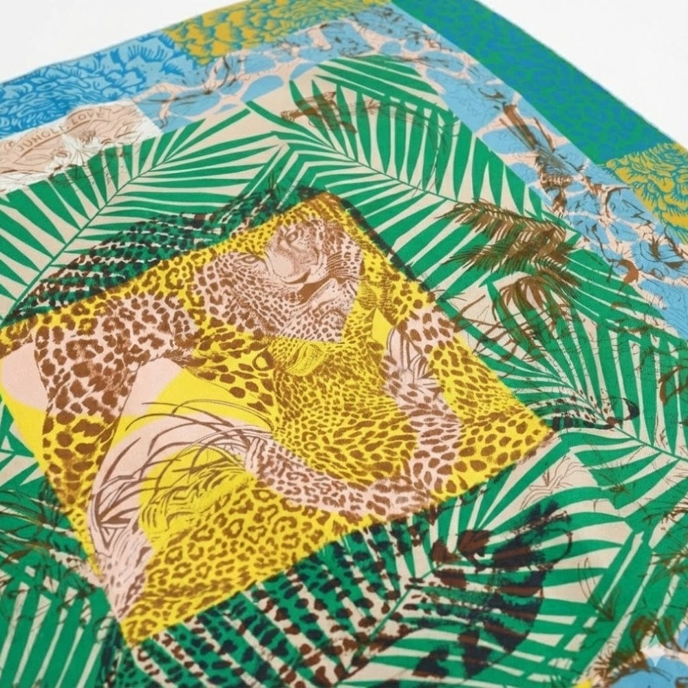 Foulard en soie aux motifs léopard et feuillage tropical dans des teintes jaunes, vertes et brunes