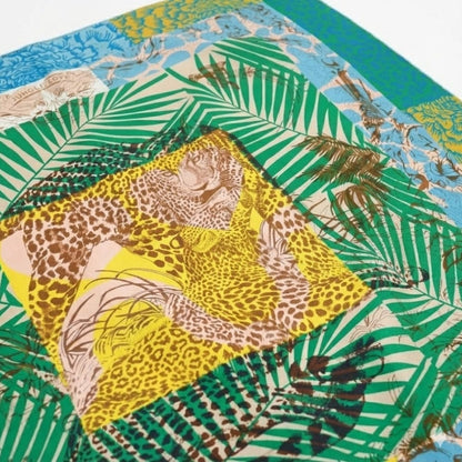 Foulard en soie aux motifs léopard et feuillage tropical dans des teintes jaunes, vertes et brunes