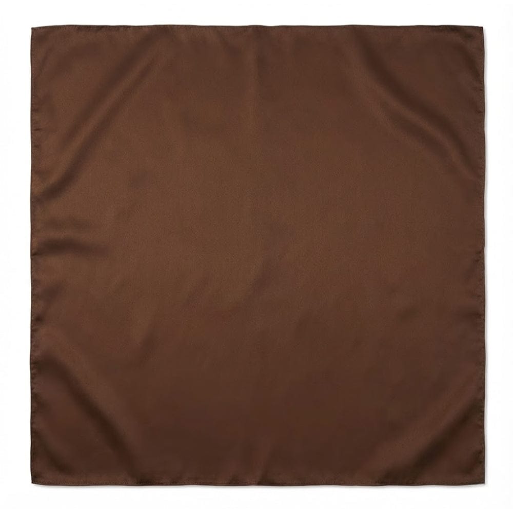 Foulard carré en satin marron aux teintes naturelles, posé à plat sur un fond neutre pour une allure sophistiquée