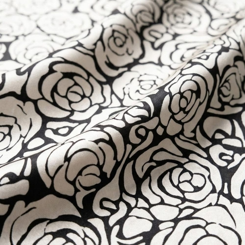Foulard noir et blanc fleuri en soie | Chic graphique et douceur soyeuse Noir & Blanc / 53x53cm The Foulard