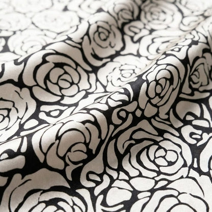 Foulard noir et blanc fleuri en soie | Chic graphique et douceur soyeuse Noir & Blanc / 53x53cm The Foulard