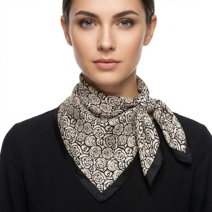 Foulard noir et blanc fleuri en soie | Chic graphique et douceur soyeuse Noir & Blanc / 53x53cm The Foulard