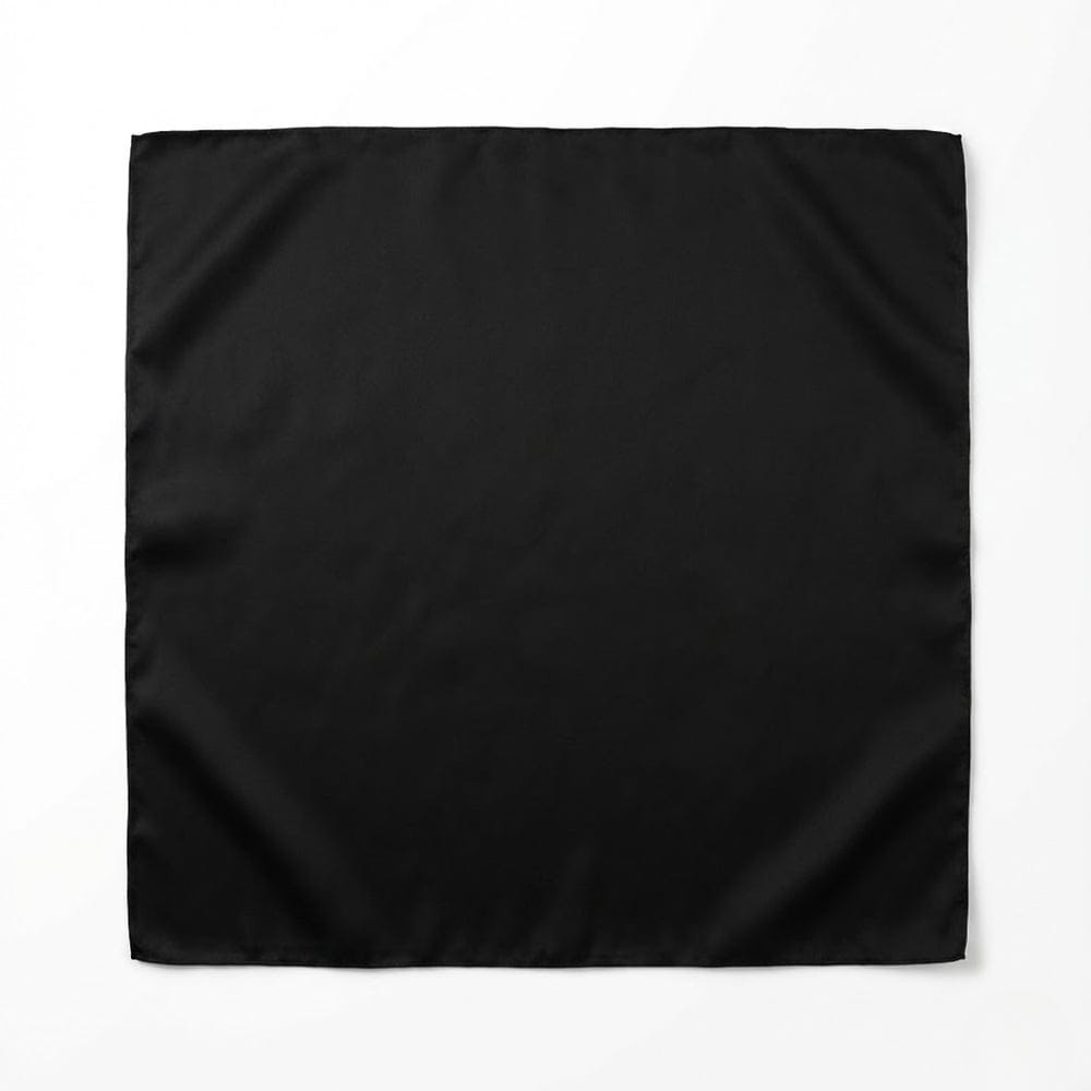 Foulard carré noir en satin, au toucher lisse, posé sur un fond clair, évoquant élégance et modernité
